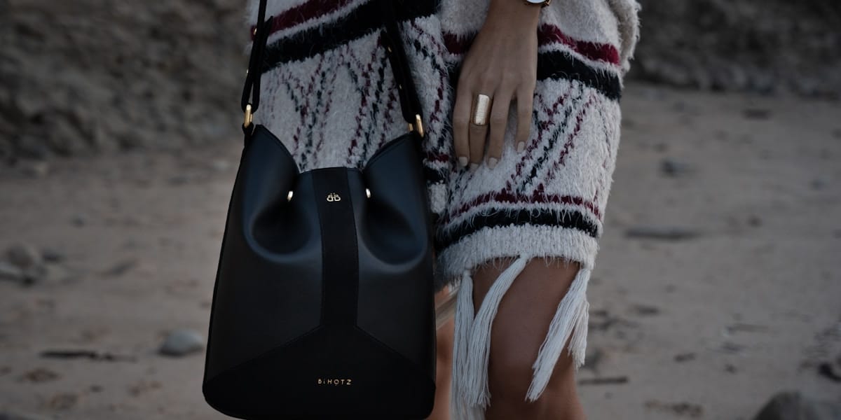 Femeie într-un palton bej din lână, ținută quiet luxury în nuanțe neutre, fără logo-uri vizibile