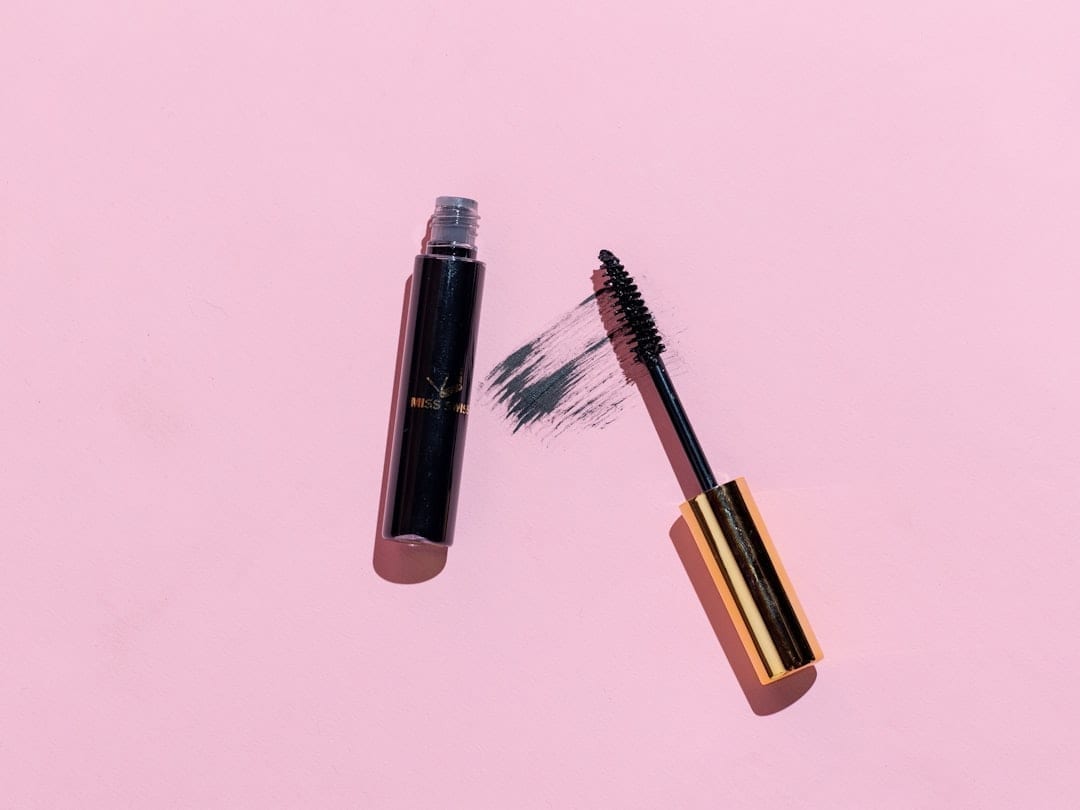 Femeie cu machiaj natural și piele luminoasă, aplicând blush cremă pe pomeți