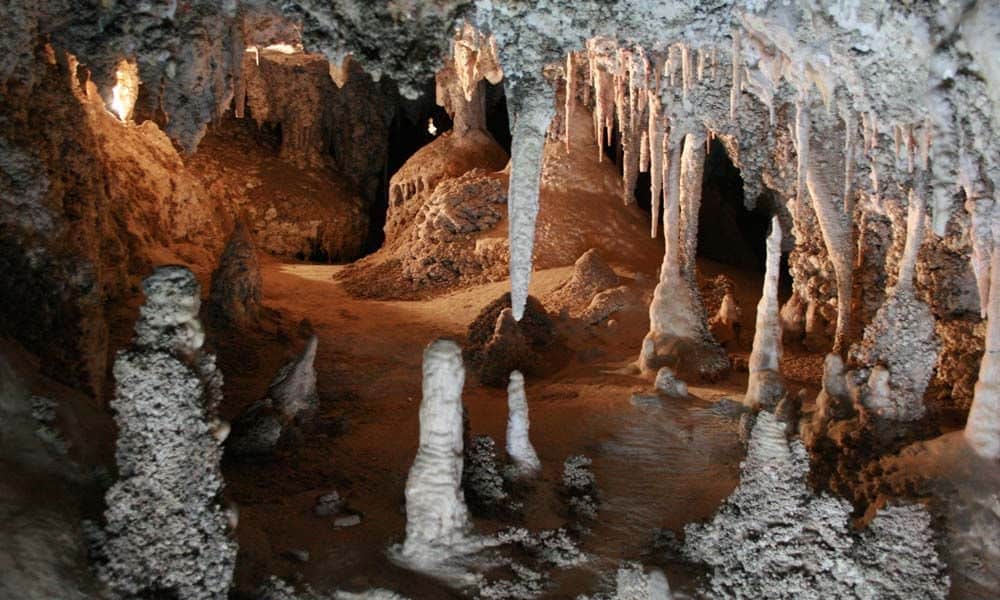 Destinatii racoroase. Cinci pesteri incredibile din Romania